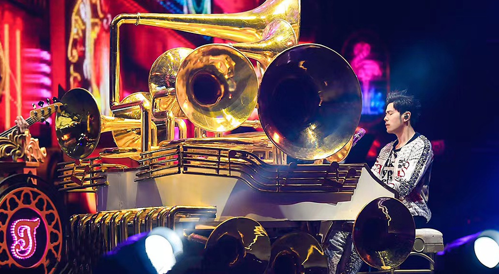 悟空体育透明屏和荧光棒系列产品亮相2022周杰伦新加坡演唱会